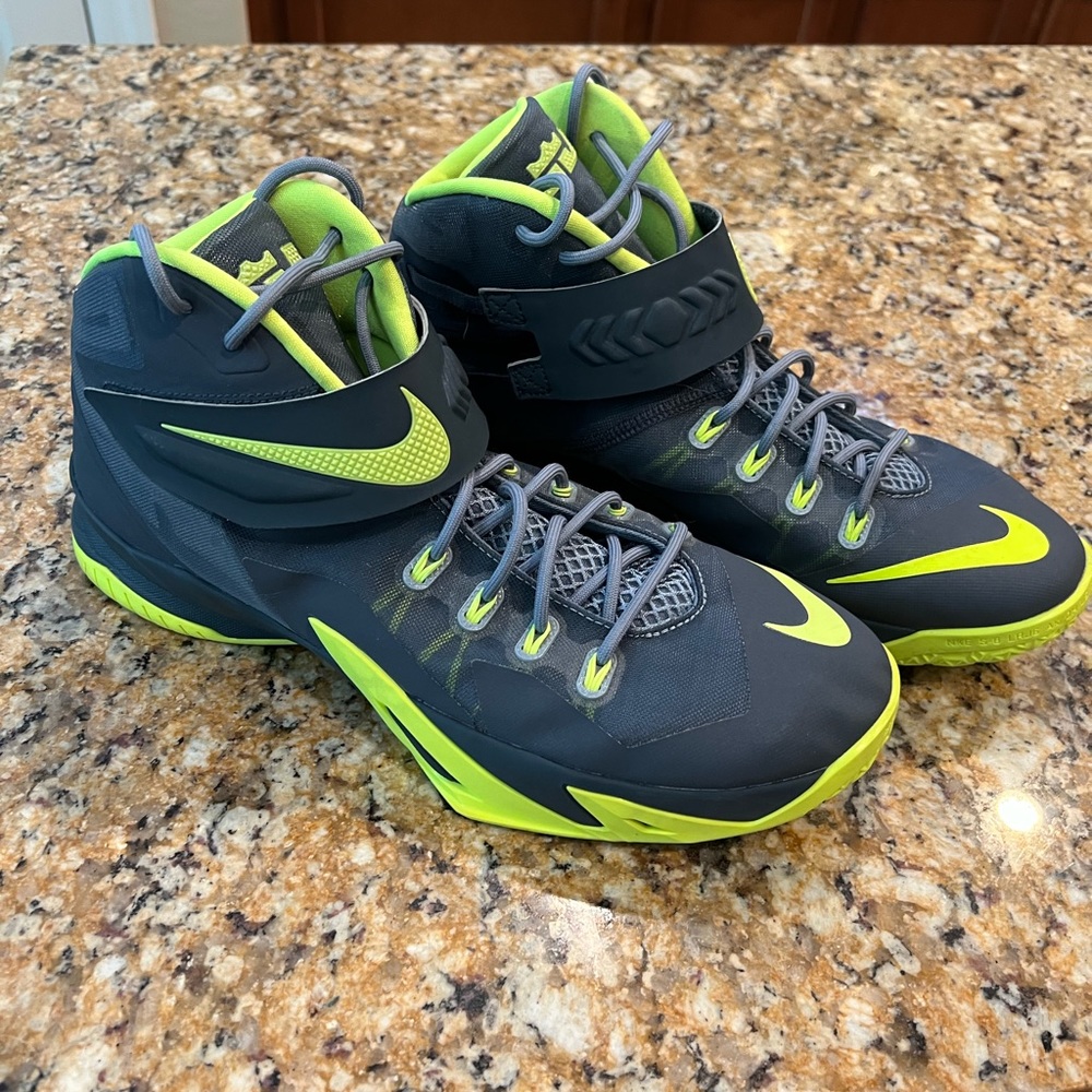 Nike Lebron Soldier 8   size 13.5